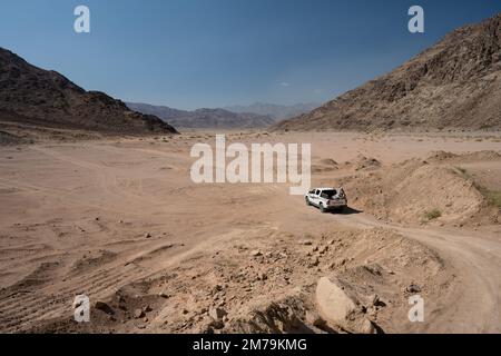 Wadi Rum, Jordanie - 30 octobre 2022: Toyota Hilux pick-up conduite à travers la vallée du désert de Wadi Rum en Jordanie Banque D'Images