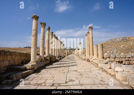 South Decumanus a colonisé la rue romaine dans l'ancienne Gerasa, Jerash, Jordanie avec des colonnes corinthiennes Banque D'Images