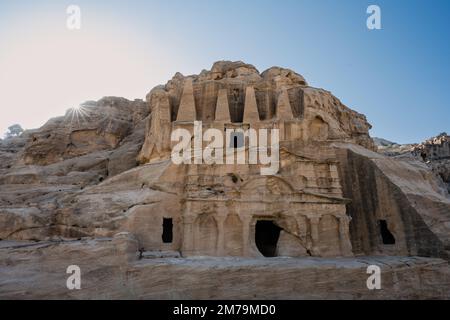 Tombe d'Obélisque nabatéenne et Bab al Siq Triclinium façade extérieure à Petra, en Jordanie, une tombe de roche coupée Banque D'Images