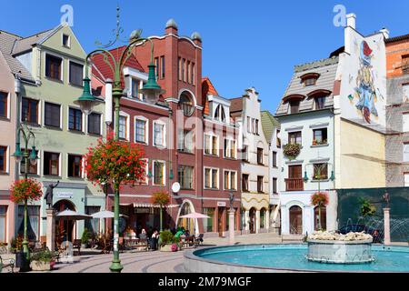 Fontaine du millénaire et maisons sur la place de l'Europe, Nadvorie Europy, Komarno, Komarom, Komorn, Nitriansky kraj, Slovaquie Banque D'Images