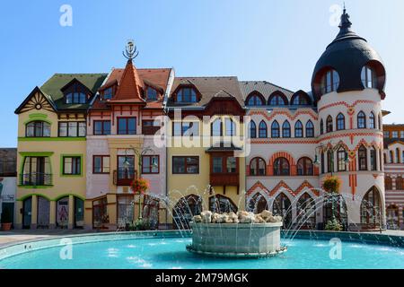 Fontaine du millénaire et maisons sur la place de l'Europe, Nadvorie Europy, Komarno, Komarom, Komorn, Nitriansky kraj, Slovaquie Banque D'Images