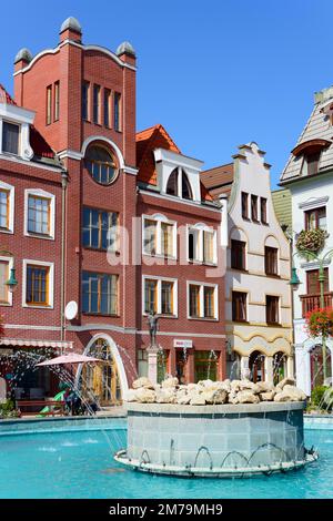 Fontaine du millénaire et maisons sur la place de l'Europe, Nadvorie Europy, Komarno, Komarom, Komorn, Nitriansky kraj, Slovaquie Banque D'Images