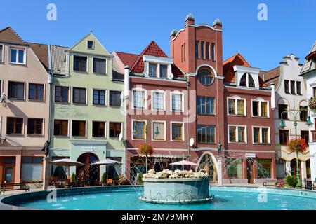 Fontaine du millénaire et maisons sur la place de l'Europe, Nadvorie Europy, Komarno, Komarom, Komorn, Nitriansky kraj, Slovaquie Banque D'Images