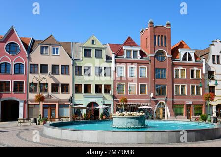 Fontaine du millénaire et maisons sur la place de l'Europe, Nadvorie Europy, Komarno, Komarom, Komorn, Nitriansky kraj, Slovaquie Banque D'Images