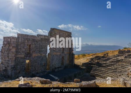 Vue arrière du théâtre romain d'Acinipo à Ronda, Malaga avec l'amphithéâtre au premier plan Banque D'Images