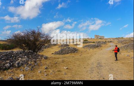 Homme avec un appareil photo qui photographie les ruines romaines d'acinipo à Ronda, Malaga Banque D'Images