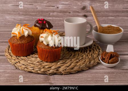 Assortiment de petits gâteaux au chocolat et à la crème et aux carottes sur différents fonds Banque D'Images