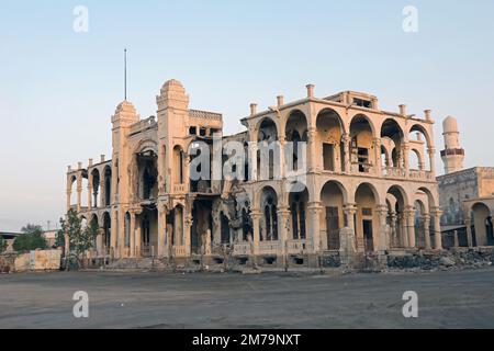 Ruines de la banque italienne dans la vieille ville de Massawa en Erythrée Banque D'Images