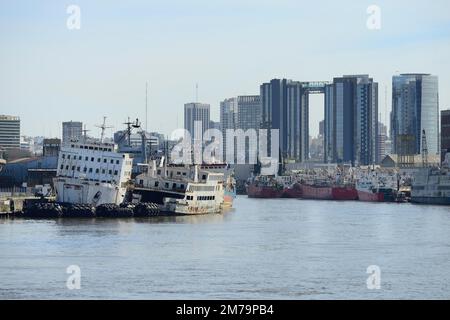 Naufrages et bateaux de pêche dans le port, Buenos Aires, Argentine Banque D'Images