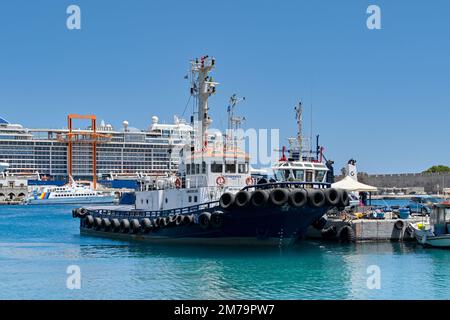 Rhodes, Grèce - Mai 2022 : bateau à remorqueurs amarré dans le port commercial de la ville Banque D'Images