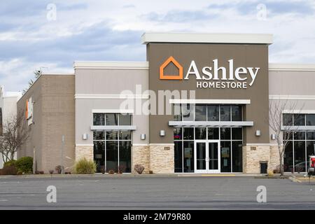 Bellingham, WA, Etats-Unis - 5 janvier 2023 ; façade avec panneau d'Ashley Homestore au centre commercial Bellis Fair à Bellingham, WA Banque D'Images
