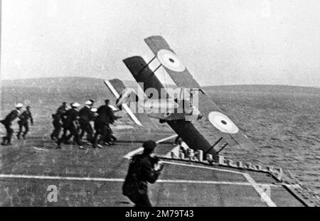 Sopwith Pup d'Edwin Dunning détournant le pont de vol du HMS Furious lors de sa tentative fatale d'atterrir sur le transporteur alors qu'il était en cours, 7 août 1917. Le commandant de l'escadron Edwin Harris Dunning, (1892 – 1917), du British Royal Naval Air Service, a été le premier pilote à atterrir un avion sur un navire en mouvement. Banque D'Images