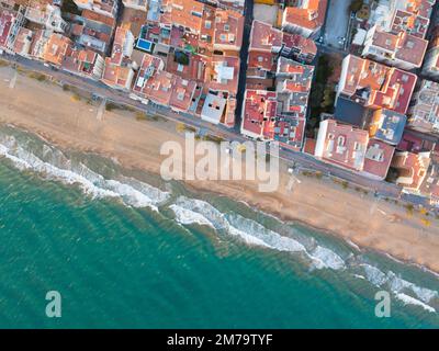 Vue aérienne sur la côte à Calafell avec un immeuble moderne Banque D'Images