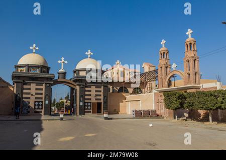 WADI NATRUN, ÉGYPTE - 30 JANVIER 2019 : porte du monastère de Saint Pishoy (Bishoi) à Wadi El Natrun, Égypte Banque D'Images