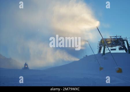 Canons à neige dans les montagnes d'hiver. Pistolet à neige pulvérisant des cristaux de glace artificiels. Machine faisant de la neige Banque D'Images