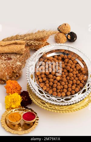 Boules de sucre connues sous le nom d'Elaichi Dana, Sakariya, boules de sucre, Nakul Dana, Radha Dana, RAM Dana fait de Gur, Jaggery, gud est habituellement offert à Dieu hindou O Banque D'Images