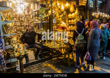 LE CAIRE, EGYPTE - 26 JANVIER 2019: Magasin à la rue Al Moez dans le centre historique du Caire, Egypte Banque D'Images