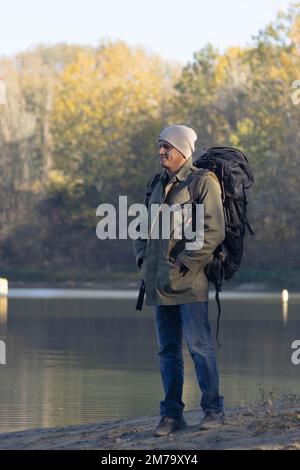 Portrait de voyageur homme au lac en automne. Photo de haute qualité Banque D'Images