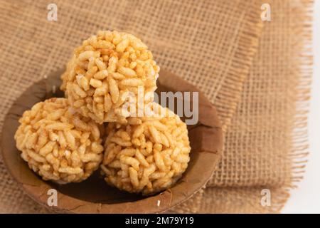 Délice indien d'hiver Lai Laddu Gajak ou Kurmura Laai Ke Ladoo fait de riz soufflé Parmal Murmura mélangé avec le sirop de jaggery Gur Chasni ou gud Ki Chash Banque D'Images