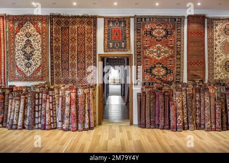Variété des magnifiques tapis orientaux dans magasin de tapis traditionnel au Moyen-Orient Banque D'Images