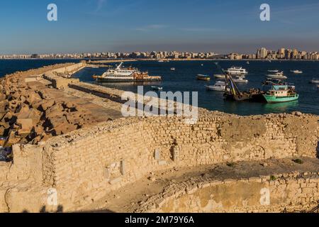 Vue sur le port oriental depuis la Citadelle de Qaitravy (fort de Qaitbey) à Alexandrie, Égypte Banque D'Images