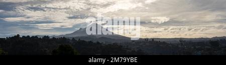 Vue panoramique sur le volcan Popocatepetl vu le matin depuis une ville de l'État du Mexique, lever du soleil dans la province. Banque D'Images