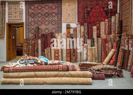 Variété des magnifiques tapis orientaux dans magasin de tapis traditionnel au Moyen-Orient Banque D'Images