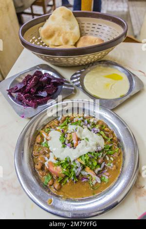 Nourriture en Égypte - fuul (ragoût de haricots fava cuits), houmous, betteraves et pain Banque D'Images