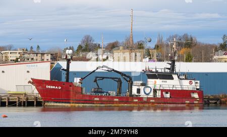 Bellingham, WA, Etats-Unis - 5 janvier 2023 ; bateau de pêche rouge et blanc Debra D amarré à Bellingham Banque D'Images