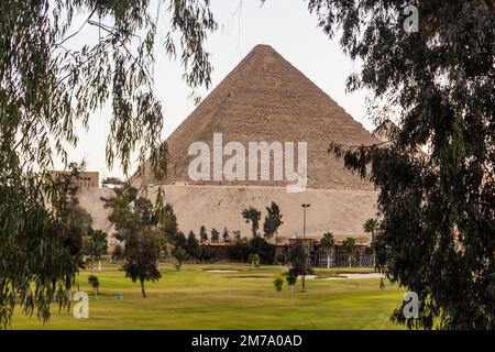 Grande pyramide de Giza derrière un terrain de golf, Egypte Banque D'Images