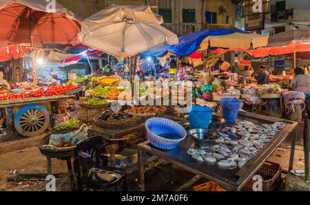 ALEXANDRIE, EGYPTE - 1 FÉVRIER 2019 : vue en soirée d'un marché à Alexandrie, Egypte Banque D'Images