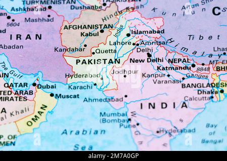 Gros plan sur une carte du monde avec la frontière entre l'Inde et le pakistan en évidence Banque D'Images