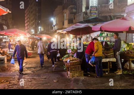 ALEXANDRIE, EGYPTE - 1 FÉVRIER 2019 : vue en soirée d'un marché à Alexandrie, Egypte Banque D'Images