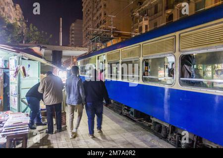 ALEXANDRIE, EGYPTE - 1 FÉVRIER 2019 : vue en soirée d'un arrêt de tramway à Alexandrie, Egypte Banque D'Images