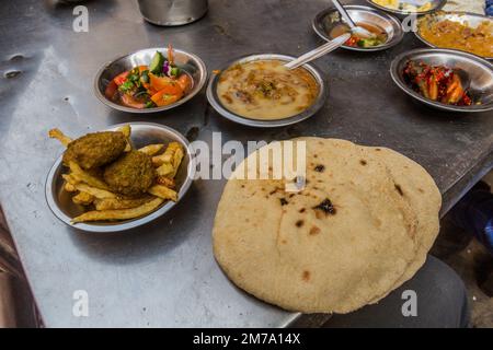 Cuisine de rue en Egypte - Falafel avec feux, salade, fuul fait de haricots, pain Banque D'Images