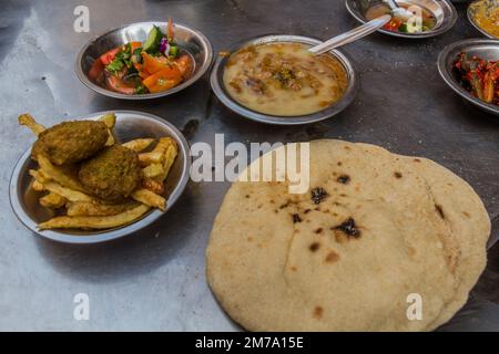 Cuisine de rue en Egypte - Falafel avec feux, salade, fuul fait de haricots, pain Banque D'Images