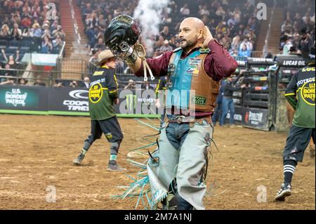 New York, New York, États-Unis. 7th janvier 2023. (NOUVEAU) 2023 Professional Bull Riders lâchez la bête au jardin. 07 janvier 2023, New York, New York, Etats-Unis : Ednei Caminhas tourne la cible lors de la deuxième manche de l'édition 2023 des Bull Riders professionnels déchaînez l'épreuve de la Bête au Madison Square Garden sur 7 janvier 2023 à New York. Credit: M10S/TheNews2 (Credit image: © M10s/TheNEWS2 via ZUMA Press Wire) Banque D'Images