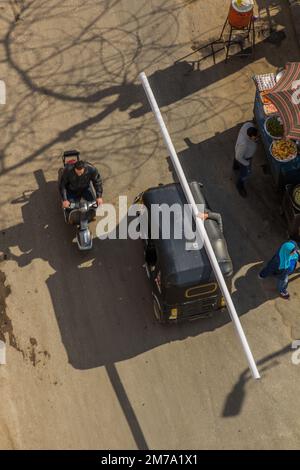 LE CAIRE, ÉGYPTE - 29 JANVIER 2019 : vue aérienne d'un tuk-tuk transportant un long tuyau au Caire, Égypte Banque D'Images