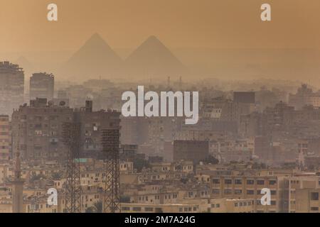 Vue sur les gratte-ciel brumeux du Caire avec les pyramides en arrière-plan, Egypte Banque D'Images