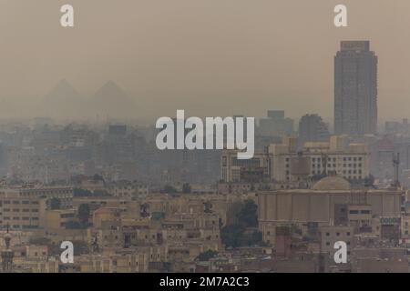 Vue sur les gratte-ciel du Caire avec des pyramides en arrière-plan, Égypte Banque D'Images