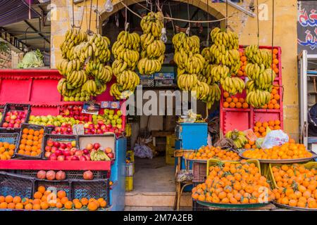 ALEXANDRIE, ÉGYPTE - 2 FÉVRIER 2019 : vue sur un magasin de fruits à Alexandrie, Égypte Banque D'Images