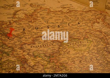 Carte ancienne de la Russie avec une épingle sur un Moscou et un stylo sur un Kiev Banque D'Images