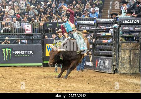 New York, New York, États-Unis. 7th janvier 2023. (NOUVEAU) 2023 Professional Bull Riders lâchez la bête au jardin. 07 janvier 2023, New York, New York, Etats-Unis : Ednei Caminhas tourne la cible lors de la deuxième manche de l'édition 2023 des Bull Riders professionnels déchaînez l'épreuve de la Bête au Madison Square Garden sur 7 janvier 2023 à New York. Credit: M10S/TheNews2 (Credit image: © M10s/TheNEWS2 via ZUMA Press Wire) Banque D'Images