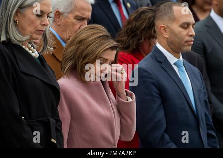 La whip minoritaire de la Chambre des États-Unis Katherine Clark (démocrate du Massachusetts), à gauche, ancienne Présidente de la Chambre des représentants des États-Unis Nancy Pelosi (démocrate de Californie), au centre, Et le leader minoritaire de la Chambre des représentants des États-Unis, Hakeem Jeffries (démocrate de New York), à droite, se tient à un moment de silence lors d'un rassemblement bipartisan en mémoire du Congrès pour le deuxième anniversaire de l'attaque de 6 janvier 2021 au Capitole des États-Unis à Washington, DC, vendredi, 6 janvier 2023. Credit: Rod Lamkey/CNP (RESTRICTION: PAS de journaux ou journaux New York ou New Jersey dans un rayon de 75 miles Banque D'Images