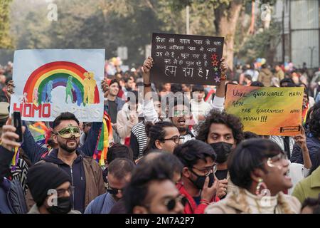 New Delhi, Inde. 08th janvier 2023. Les membres et les partisans de la communauté LGBTQAI tiennent des pancartes alors qu'ils participent à la parade de la fierté du Queer de Delhi, de Barakhamba Raod à Jantar Mantar, à New Delhi. Crédit : SOPA Images Limited/Alamy Live News Banque D'Images