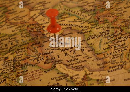 Carte d'époque de l'Iran avec une épingle sur un Téhéran Banque D'Images