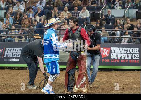 New York, New York, États-Unis. 7th janvier 2023. (NOUVEAU) 2023 Professional Bull Riders lâchez la bête au jardin. 07 janvier 2023, New York, New York, Etats-Unis : Silvano Alves manèges Shark Bait lors de la deuxième partie des professionnels Bull Riders 2023 déchaînez l'événement Beast au Madison Square Garden sur 7 janvier 2023 à New York. Credit: M10S/TheNews2 (Credit image: © M10s/TheNEWS2 via ZUMA Press Wire) Banque D'Images