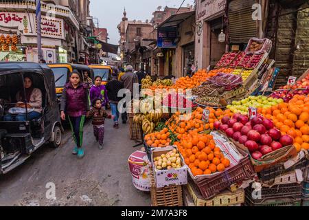 LE CAIRE, ÉGYPTE - 29 JANVIER 2019 : stands de fruits dans la rue Maghribin au Caire, Égypte Banque D'Images