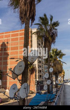 PORT SAID, ÉGYPTE - 3 FÉVRIER 2019 : diverses antennes paraboliques à Port Said, Égypte Banque D'Images