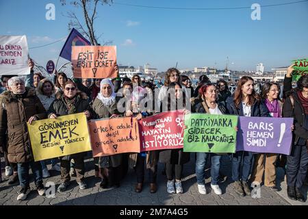 Istanbul, Turquie. 08th janvier 2023. Les manifestants tiennent des écriteaux exprimant leur opinion pendant la manifestation. La plate-forme femmes fortes ensemble s'est réunie au quai Kadikoy et a organisé une manifestation sur le féminicide, la violence contre les femmes et tous les autres problèmes rencontrés par les femmes. Crédit : SOPA Images Limited/Alamy Live News Banque D'Images